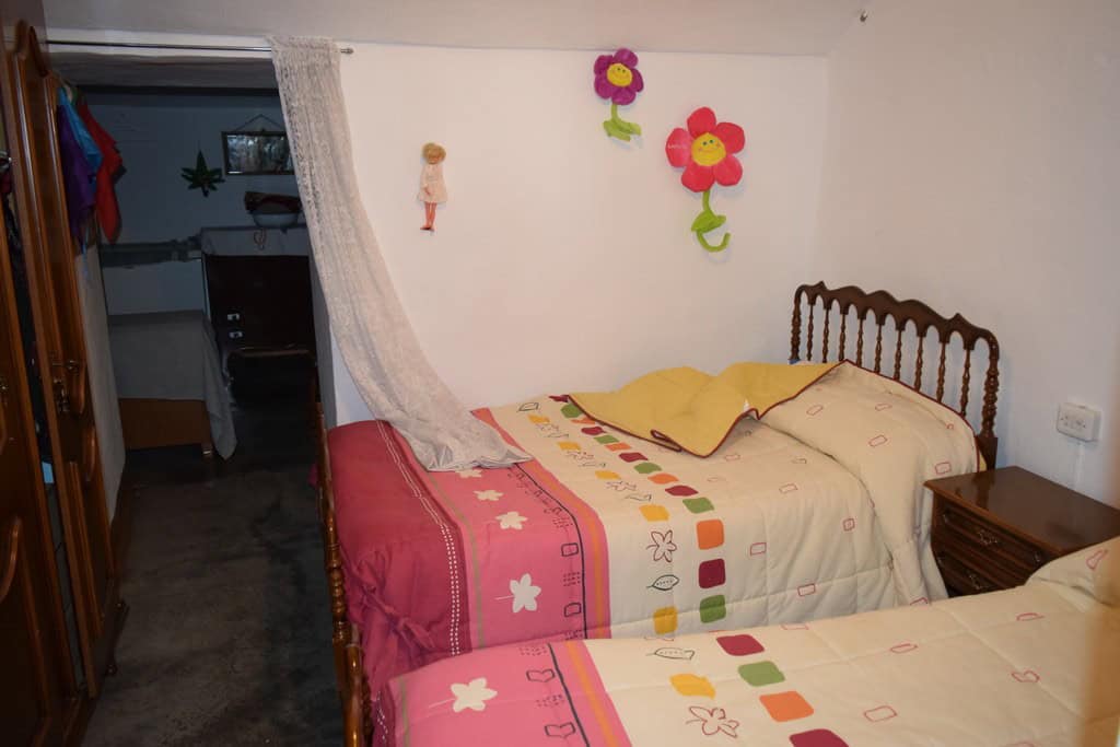 Charming cave house in Bacor, Granada, featuring rustic interiors and cozy bedrooms.