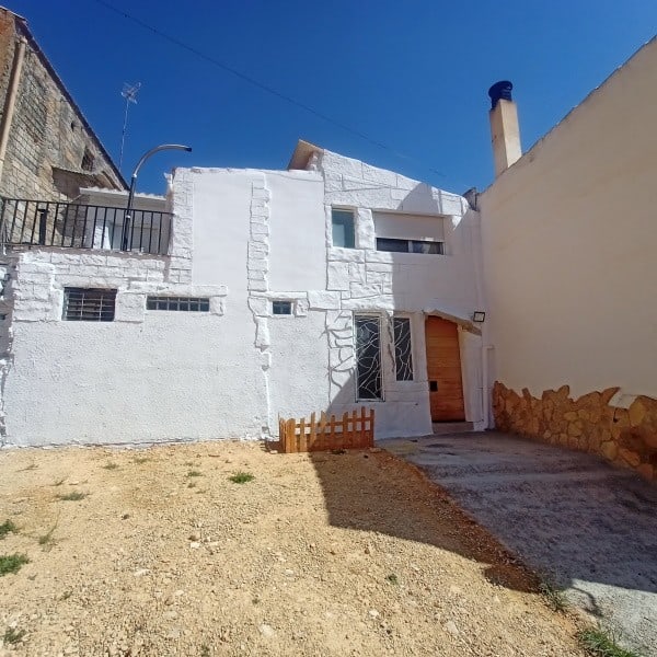 Charming village house in Fontanar, Jaen with whitewashed walls and rustic features. Perfect for a p.