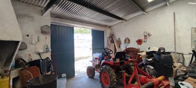 Rural property in Oria, Almeria, with a spacious garage and storage area, ideal for renovation or ag.