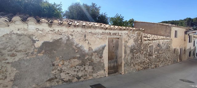 Village property with rustic stone walls in Bayarque, Almeria, ideal for renovation or development.