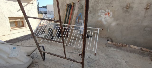 Construction site of a town house in Tijola, Almeria with scaffolding and building materials.