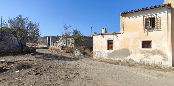 Rural property in Olula del Rio, Almeria, featuring traditional Spanish architecture and rustic surr.
