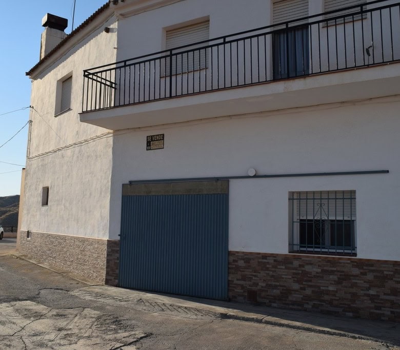Traditional cave house in Castillejar, Granada, with modern amenities and scenic mountain views.