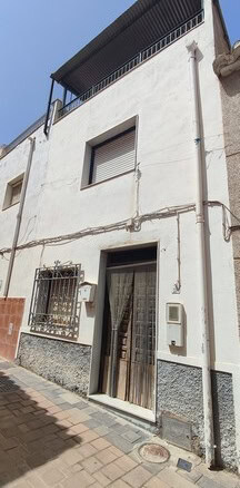 Charming town house with balcony in Tijola, Almeria, ideal for renovation or holiday home.