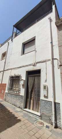 Charming town house with balcony in Tijola, Almeria, ideal for renovation or holiday home.