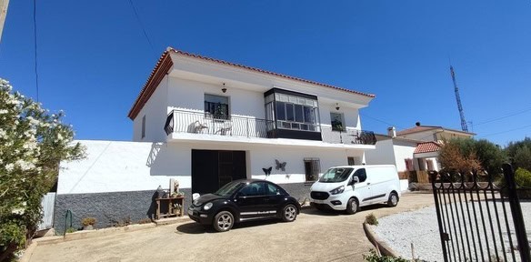 Charming village property in Las Vertientes, Granada with modern amenities and scenic surroundings.