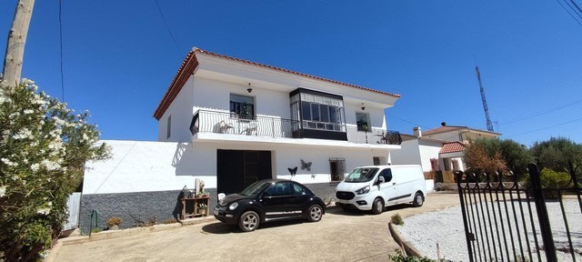 Charming village property in Las Vertientes, Granada with modern amenities and scenic surroundings.