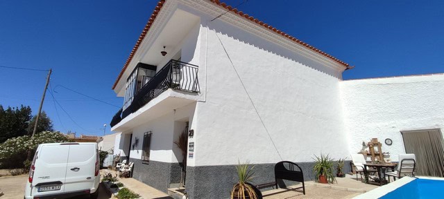 Village property in Las Vertientes, Granada with white exterior walls and a small balcony.