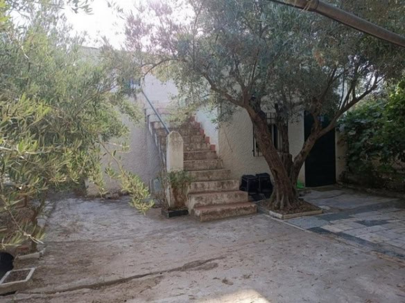 Rustic property with outdoor stairs and mature trees in Baza, Granada. Ideal for countryside living.
