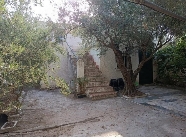 Rustic property with outdoor stairs and mature trees in Baza, Granada. Ideal for countryside living.