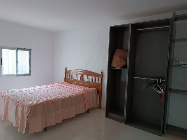 Comfortable bedroom with natural light in a rural property in Baza, Granada.