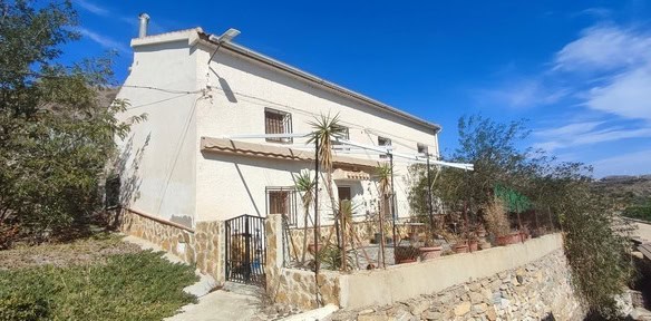 Charming rural house in Seron, Almeria, with a garden and scenic mountain views.