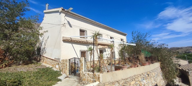 Charming rural house in Seron, Almeria, with a garden and scenic mountain views.