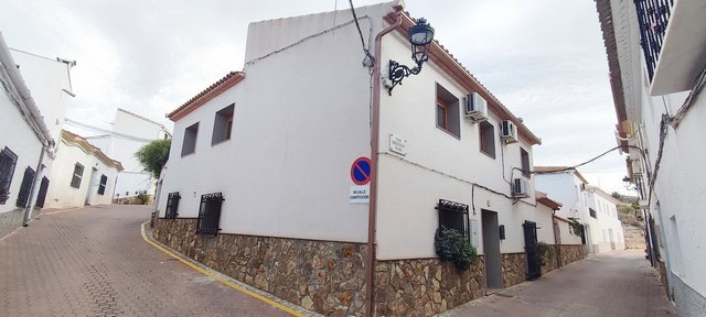 Charming village house in Albanchez, Almeria with white walls and traditional architecture.