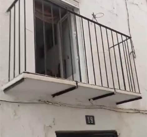 Charming village property with balcony in Hinojares, Jaen, ideal for renovation or holiday home.
