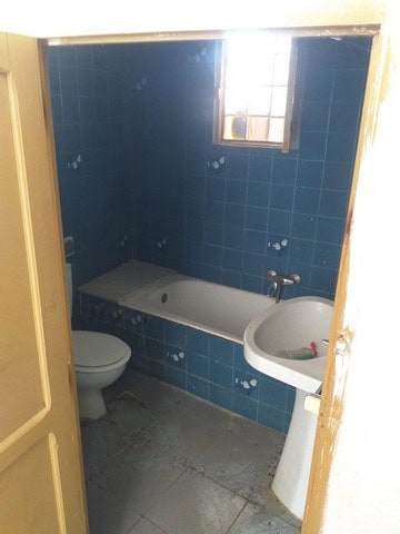 Bathroom with bathtub and sink in a traditional village property in Galera, Granada.