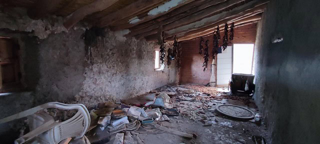 Interior of a rustic, abandoned rural property in Seron, Almeria, showing dilapidated walls and clut.