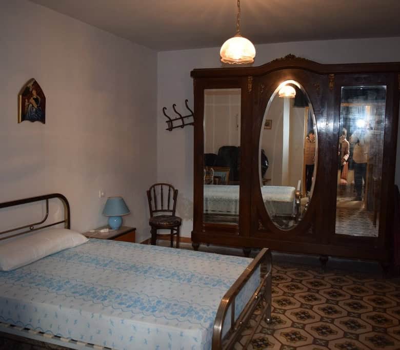 Cozy bedroom with vintage furniture and classic decor in Baza, Granada.