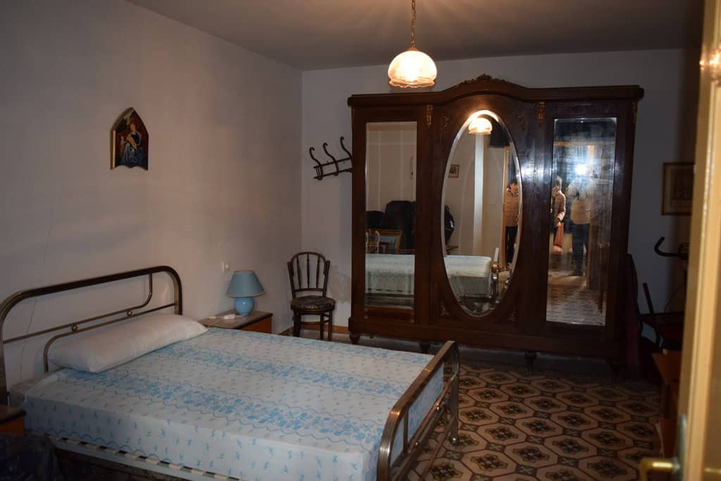Cozy bedroom with vintage furniture and classic decor in Baza, Granada.
