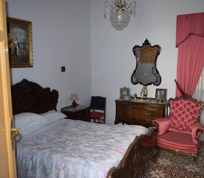 Charming bedroom in a historic town house in Baza, Granada, featuring vintage furniture and classic.