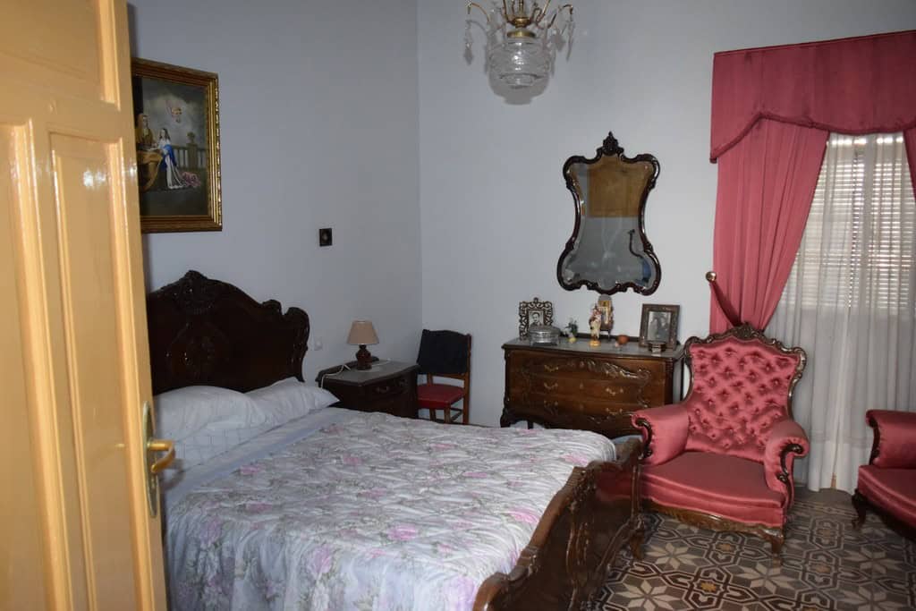 Charming bedroom in a historic town house in Baza, Granada, featuring vintage furniture and classic.