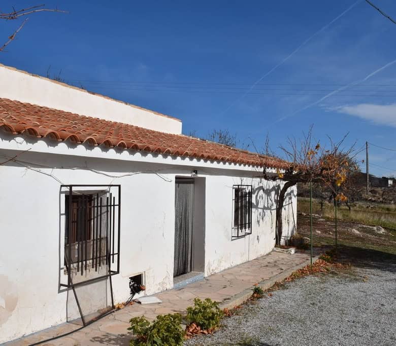 Rustic house with white walls and tiled roof in Castril, Granada, ideal for countryside living.