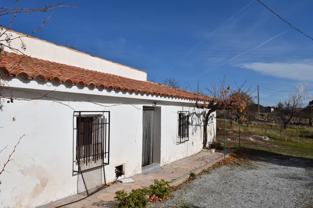 Rustic house with white walls and tiled roof in Castril, Granada, ideal for countryside living.