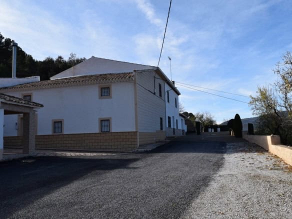 Charming rural property in Pozo Alcon, Jaen, featuring traditional architecture and scenic surroundi.