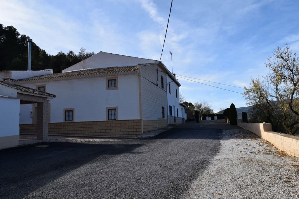 Charming rural property in Pozo Alcon, Jaen, featuring traditional architecture and scenic surroundi.
