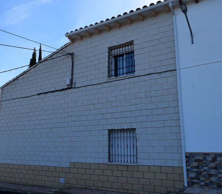 Charming rural property in Pozo Alcon, Jaen, featuring traditional architecture and scenic surroundi.
