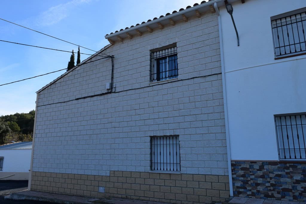 Charming rural property in Pozo Alcon, Jaen, featuring traditional architecture and scenic surroundi.