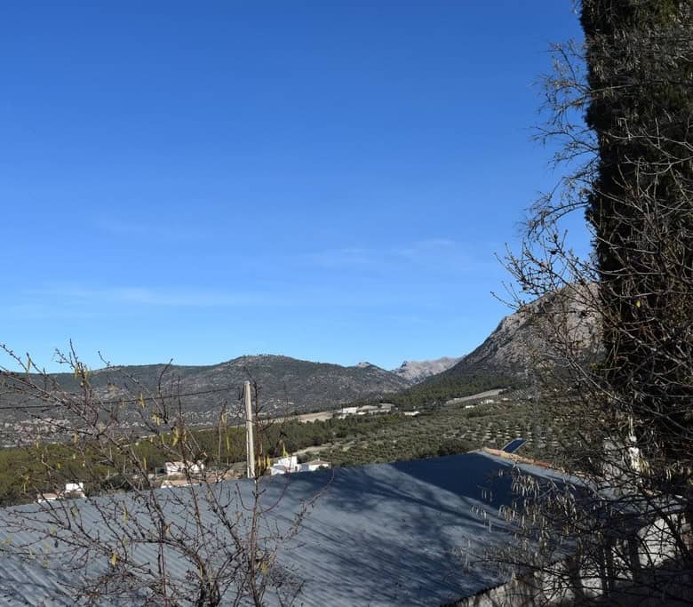 Rural property with mountain views in Pozo Alcon, Jaen, ideal for countryside living or investment.