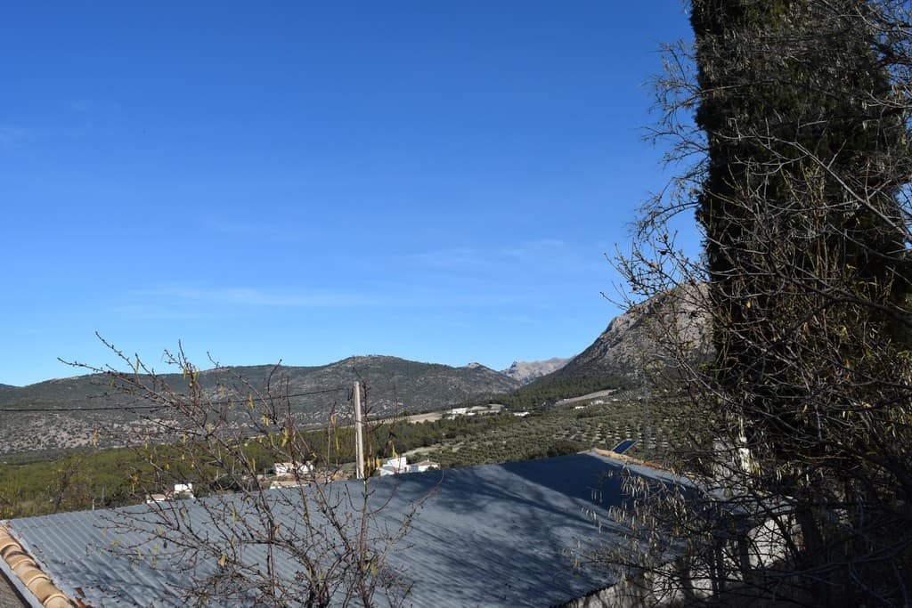 Rural property with mountain views in Pozo Alcon, Jaen, ideal for countryside living or investment.