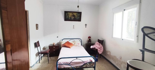 Charming rural bedroom in Seron, Almeria with simple furnishings and natural light.