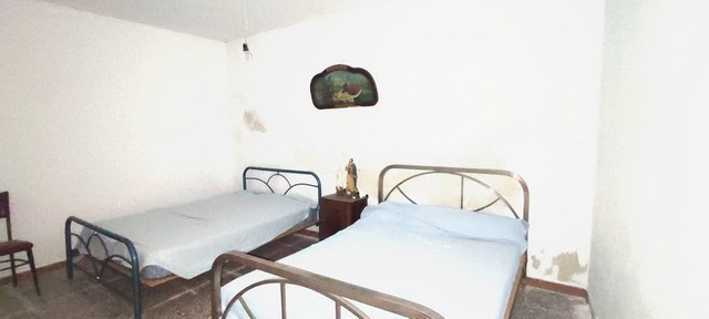 Traditional rural bedroom in Seron, Almeria with two single beds and simple furnishings.