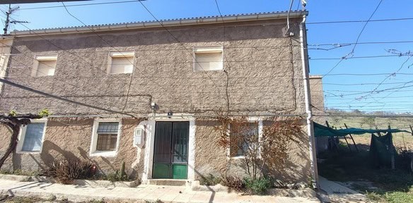 Village property in Seron, Almeria with rustic charm and potential for renovation. Ideal for buyers.