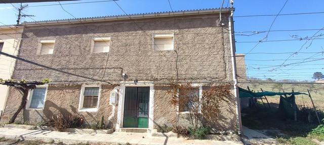 Village property in Seron, Almeria with rustic charm and potential for renovation. Ideal for buyers.