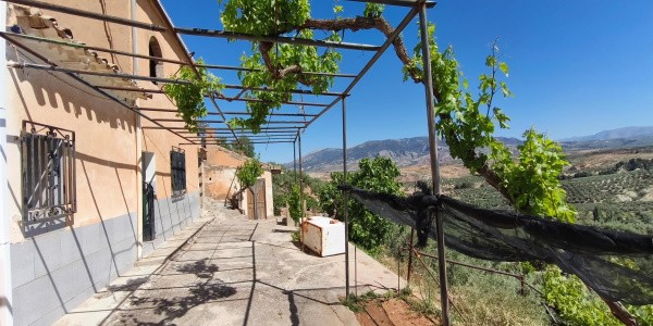 Charming village property with scenic views in Fontanar, Jaen, featuring outdoor space and lush gree.