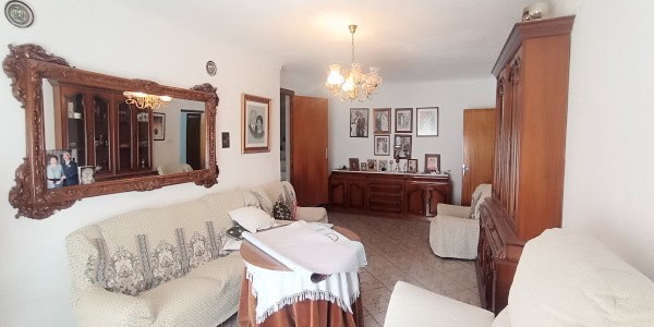 Traditional cave house in Fontanar, Jaen, with rustic interior and vintage furniture.