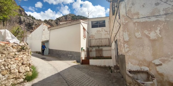 Charming rural property in Don Pedro, Jaen, with scenic mountain views and traditional architecture.