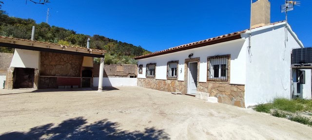 Traditional rural house in Macael, Almeria, with outdoor space and mountain views.