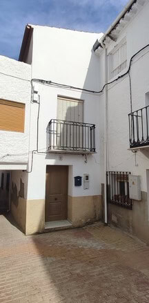 Charming village house in Somontin, Almeria, with a small balcony and traditional white exterior. Pe.