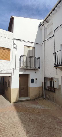 Charming village house in Somontin, Almeria, with a small balcony and traditional white exterior. Pe.