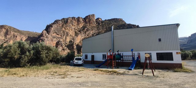 Rural property with playground in Villanueva de las To, Granada, surrounded by mountains and nature.