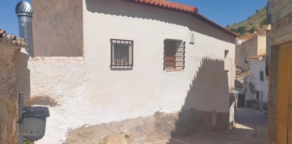 Village property in Somontin, Almeria with traditional white walls and mountain views.