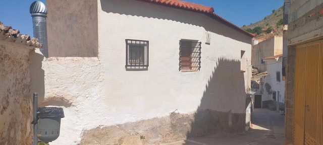 Village property in Somontin, Almeria with traditional white walls and mountain views.