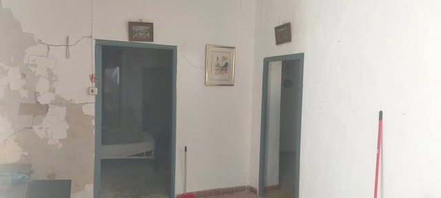 Village property interior with simple rooms and white walls. Ideal for renovation in Somontin, Almer.