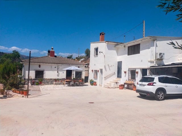 Charming rural property in Seron, Almeria, featuring whitewashed buildings and a spacious courtyard.