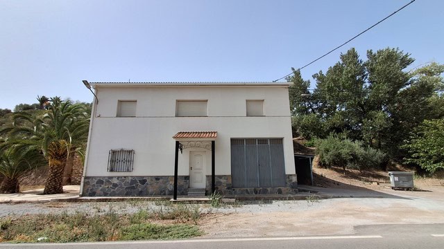 Traditional rural house in Seron, Almeria with surrounding greenery and rural landscape.