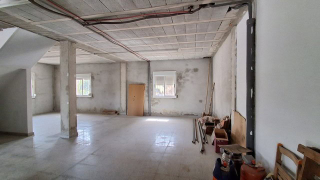 Spacious interior of a rural property in Seron, Almeria, showcasing unfinished walls and open layout.